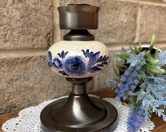 Portacandele vintage in metallo blu e bianco con decorazioni floreali / Ceramica craquelé / Stile cottagecore / Rustico / Arredamento country francese / Altezza 16,5 cm