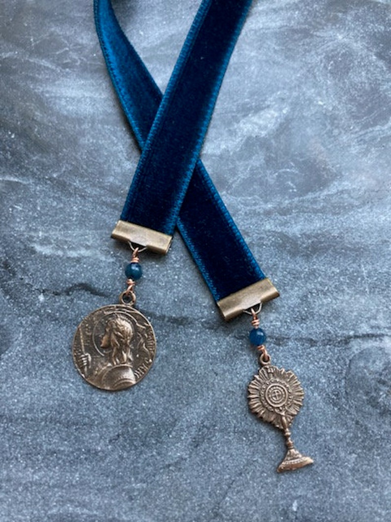 Velvet Catholic Bookmark Blessed Sacrament and Joan of Arc Bronze Blue Velvet zdjęcie 2