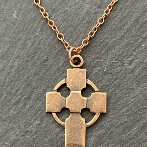 Collar de bronce macizo con cruz celta