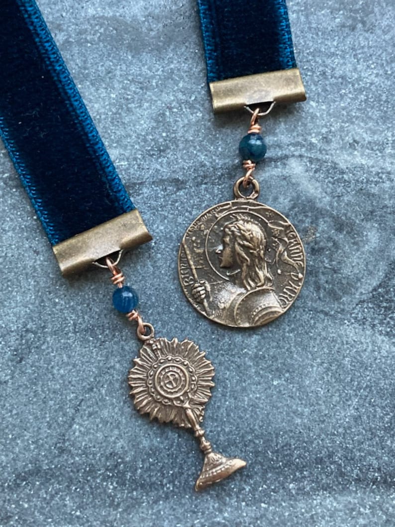 Velvet Catholic Bookmark Blessed Sacrament and Joan of Arc Bronze Blue Velvet zdjęcie 1