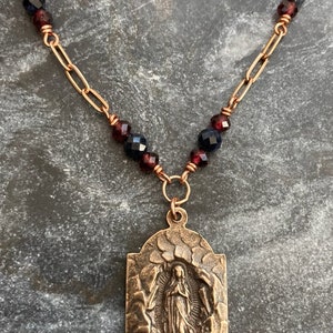 Colar da Gruta da Virgem Maria de Lourdes - Safira, Granada e Bronze