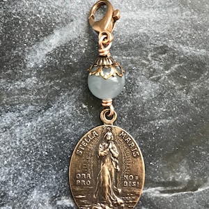 Abalorio para bolso con tirador de cremallera de Stella Maris católica, bronce y aguamarina