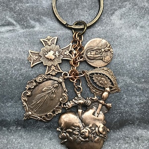 Llavero Católico de Bronce - Sagrados Corazones e Inmaculados - Siete Dolores y Divina Misericordia