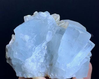 Blå akvamarinkristallkluster på muskovit – Pakistanskt mineralprov