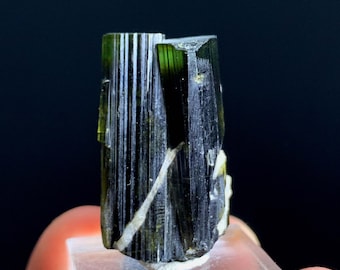 パキスタンのチャポ鉱山産22カラットのグリーントルマリン結晶 - Etsy 日本