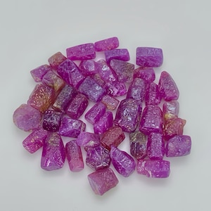 Lote de cristales de rubí natural en bruto / Gemas en bruto de color rosa rojizo, Madagascar - 37 gramos
