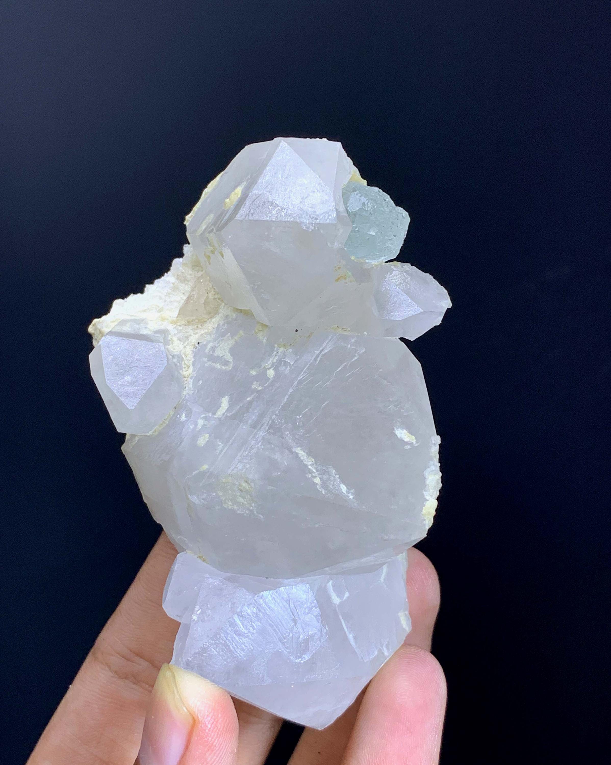 パキスタン・スカルドゥ産、トパーズ入りエッチングアクアマリン