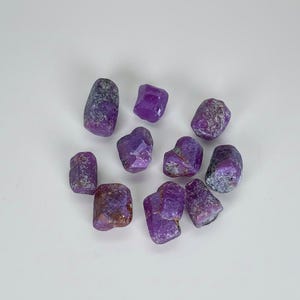 Cristales de rubí rosa en bruto: Guardadores de recuerdos de corindón natural - 33 gramos