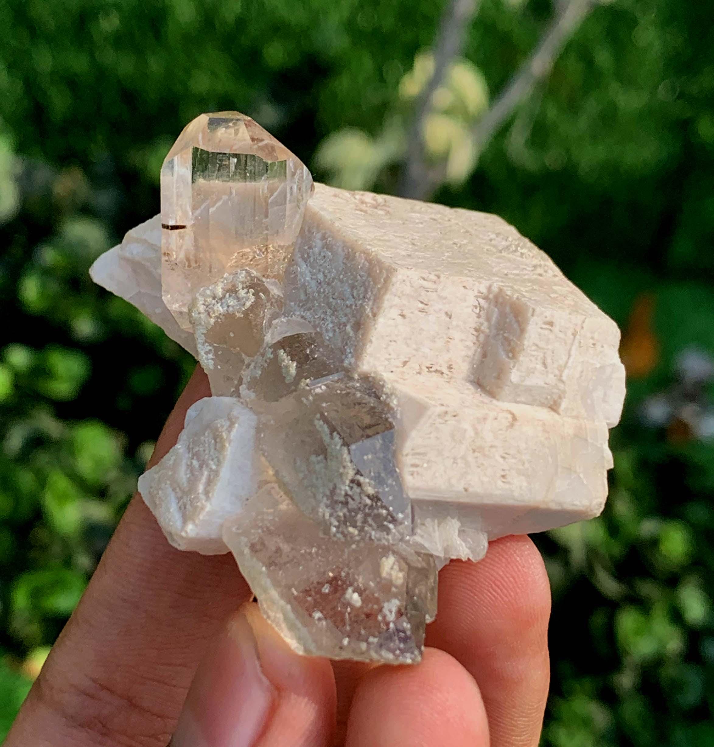 ダイヤモンドカット仕上げのシェリーカラートパーズとクォーツ入り長石