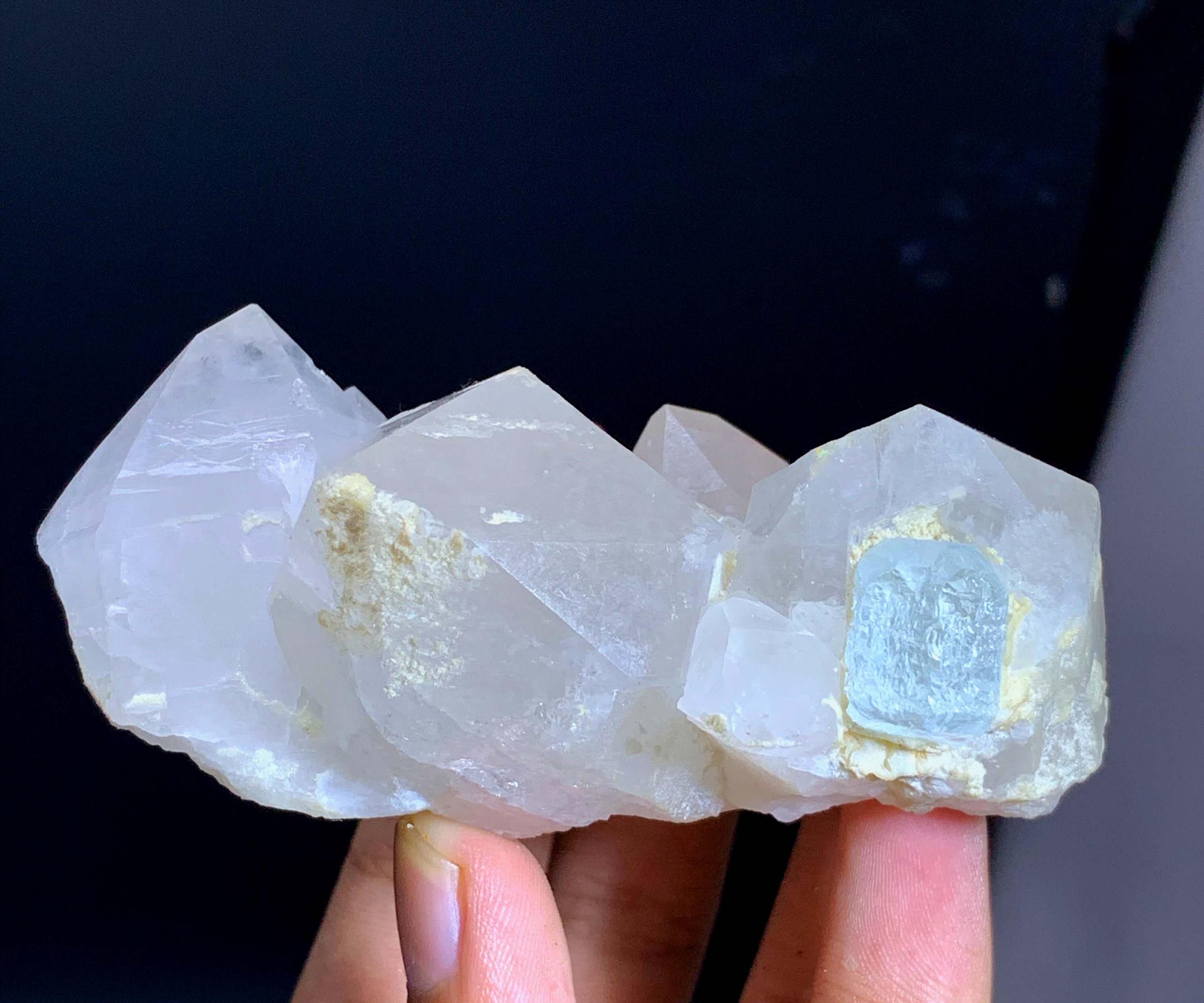 パキスタン・スカルドゥ産、トパーズ入りエッチングアクアマリン