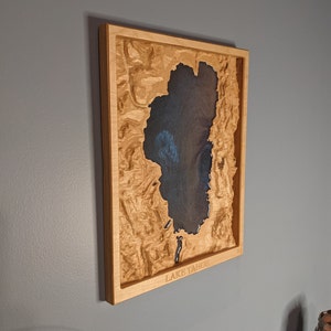 Mappa topografica del lago Tahoe con intaglio in rilievo del legno 3D delle montagne della Sierra Nevada
