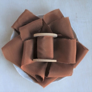 Ruban de soie TERRA COTTA foncé teint naturellement pour mariages Boho Lux, bouquets de mariée, papeterie, ruban fait main, crêpe de Chine, 3 mètres