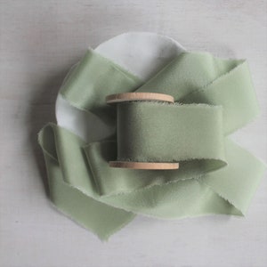 Ruban SAGE, ruban de soie naturellement teint pour les mariages, bouquets de mariée, papeterie, ruban écologique teint à la main, crêpe, 3 mètres
