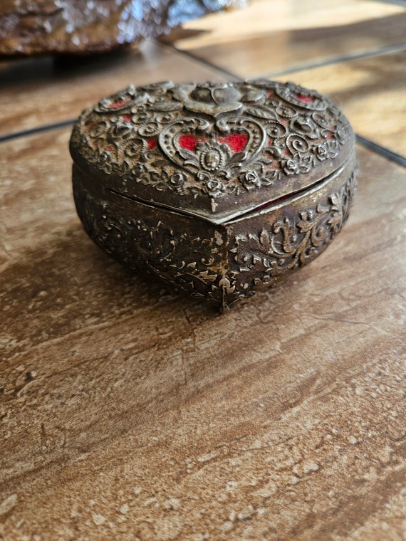Vintage heart shaped jewelry box - image 3