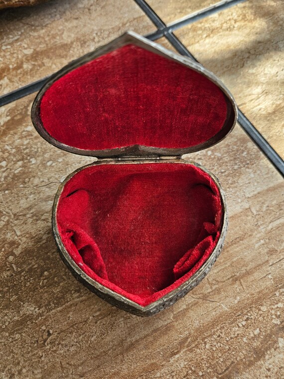 Vintage heart shaped jewelry box - image 5