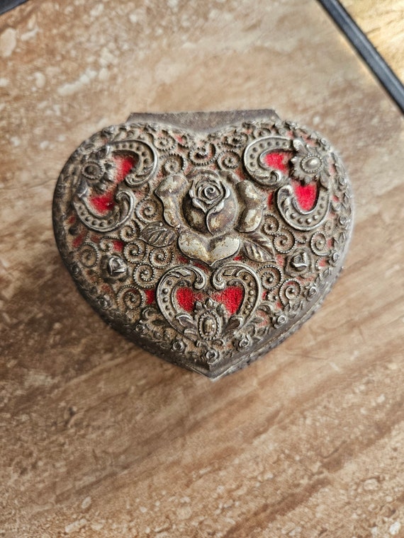 Vintage heart shaped jewelry box - image 1