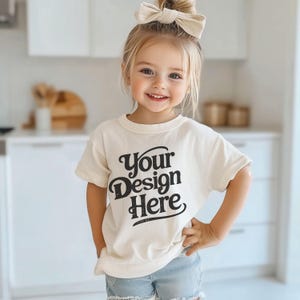 Maquette de t-shirt blanc pour fille | T-shirt blanc pour tout-petit Bella Canvas | Maquette modèle enfant | T-shirt pour enfants | Lapin esthétique bohème neutre minimaliste