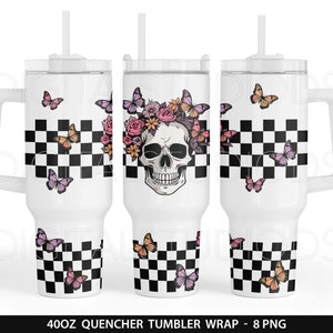 Op de afbeelding: Een 40oz tumbler wrap-ontwerp met een zwart-wit geruit patroon met een schedel met een bloemenkroon en vlinders.