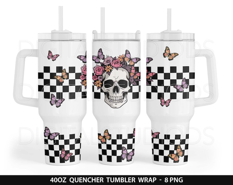 Op de afbeelding: Een 40oz tumbler wrap-ontwerp met een zwart-wit geruit patroon met een schedel met een bloemenkroon en vlinders.