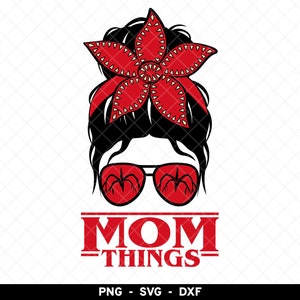 Puede incluir: Una ilustración en blanco y negro de una mujer con una flor roja y negra inspirada en "Stranger Things" en el pelo. Lleva gafas de sol y el texto "MOM THINGS" está debajo.