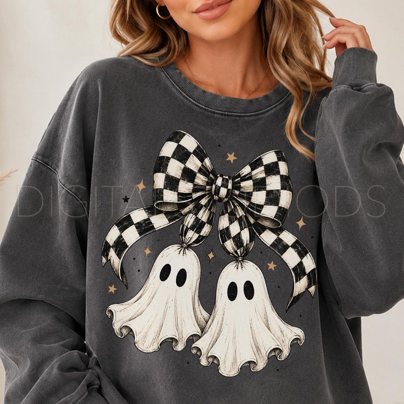 Op de afbeelding: Een antracietgrijze sweater met ronde hals en een grote grafische print van twee witte geesten die aan een zwart-wit geblokte strik hangen. Het ontwerp bevat kleine goudkleurige steraccenten verspreid rond de geesten en de strik.