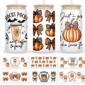 Puede incluir: Tres vasos blancos con diferentes diseños de temática otoñal. El primer vaso tiene una taza de café con una telaraña y el texto "Hocus Pocus Necesito café para concentrarme". El segundo vaso tiene una calabaza y lazos de estampado de leopardo con el texto "Just a girl who loves fall". El tercer vaso tiene una calabaza con un lazo de estampado de leopardo y el texto "Just a girl who loves fall".