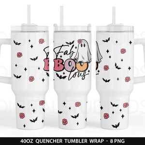 Op de afbeelding: Witte 40oz tumbler wrap met een spook en de tekst "Fab Boo-licious" in roze, oranje en geel. De achtergrond heeft een patroon van roze bloemen en zwarte vleermuizen.