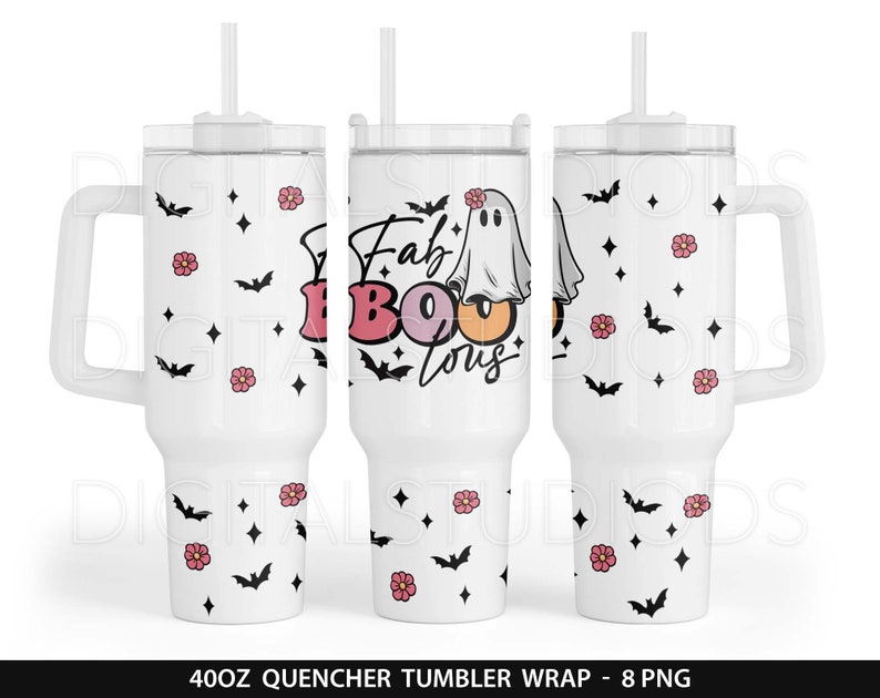 Op de afbeelding: Witte 40oz tumbler wrap met een spook en de tekst "Fab Boo-licious" in roze, oranje en geel. De achtergrond heeft een patroon van roze bloemen en zwarte vleermuizen.