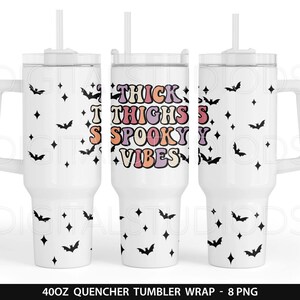 Op de afbeelding: Witte 40oz tumbler wrap met een zwart vleermuis- en sterrenpatroon. De voorkant van de tumbler heeft de tekst "THICK T THIGHS 5 S SPOOKY Y VIBES" in een regenboogkleurenschema.