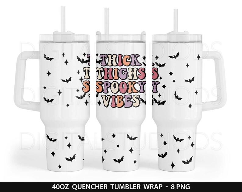 Op de afbeelding: Witte 40oz tumbler wrap met een zwart vleermuis- en sterrenpatroon. De voorkant van de tumbler heeft de tekst "THICK T THIGHS 5 S SPOOKY Y VIBES" in een regenboogkleurenschema.