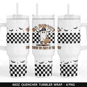 Op de afbeelding: Een witte 40oz tumbler met een geruit patroon en een spookgrafiek. De grafiek zegt "No Diggity" en "Bout to Bag it Up".
