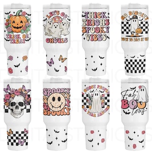 Op de afbeelding: Set van tien 20 oz. roestvrijstalen bekers met verschillende Halloween-themaontwerpen. De ontwerpen omvatten een ​​geest met een pompoen, een schedel met bloemen, een geest met de tekst "Let's Go Ghouls", een geest met de tekst "Thick Thighs Spooky Vibes", een geest met de tekst "No Diggity Bout To Bag It Up", een geest met de tekst "Spooky", een geest met de tekst "Ghost People All Year Around" en een geest met de tekst "Fab Boo Lou's".