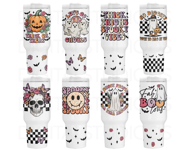 Op de afbeelding: Set van tien 20 oz. roestvrijstalen bekers met verschillende Halloween-themaontwerpen. De ontwerpen omvatten een ​​geest met een pompoen, een schedel met bloemen, een geest met de tekst "Let's Go Ghouls", een geest met de tekst "Thick Thighs Spooky Vibes", een geest met de tekst "No Diggity Bout To Bag It Up", een geest met de tekst "Spooky", een geest met de tekst "Ghost People All Year Around" en een geest met de tekst "Fab Boo Lou's".