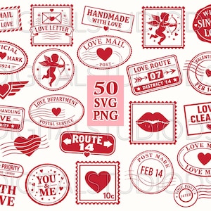 Può includere: Una collezione di francobolli e grafiche a tema San Valentino rossi e bianchi. I disegni includono cuori, Cupido, lettere d'amore e frasi come "Love Mail" e "With Love". L'immagine include anche il testo "50 SVG PNG".