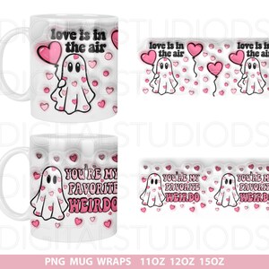 Pu&ograve; includere: Una tazza in ceramica bianca con un fantasma rosa che tiene un palloncino a forma di cuore rosa. La tazza ha un motivo a cuori rosa e bianchi e il testo "Love is in the air". La tazza &egrave; anche disponibile con un fantasma rosa e il testo "You're my favorite weirdo".