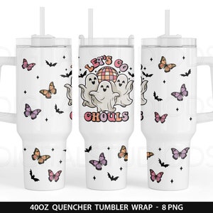 Op de afbeelding: Een witte 40oz tumbler met een handvat en een rietje. De tumbler heeft een ontwerp met drie geesten met de tekst "Let's Go Ghoul's" en een discobal. De achtergrond is wit met een patroon van zwarte vleermuizen en roze, oranje en paarse vlinders.