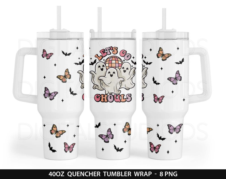 Op de afbeelding: Een witte 40oz tumbler met een handvat en een rietje. De tumbler heeft een ontwerp met drie geesten met de tekst "Let's Go Ghoul's" en een discobal. De achtergrond is wit met een patroon van zwarte vleermuizen en roze, oranje en paarse vlinders.