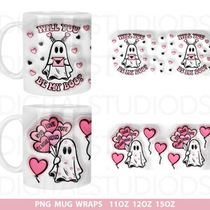 Pu&ograve; includere: Due design per un rivestimento per tazza in ceramica bianca con un fantasma dei cartoni animati che tiene una lettera ed &egrave; circondato da cuori rosa. Il testo sulla tazza dice "Will you be my boo?" Il secondo design presenta un fantasma che tiene palloncini rosa con le parole "Kiss, Love, Be Mine, XOXO, Cute" su di essi.