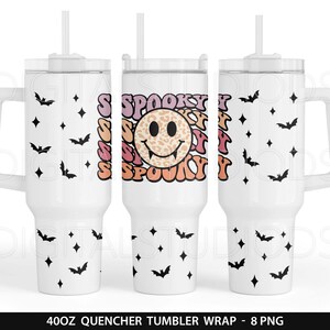 Op de afbeelding: Witte 40oz tumbler wrap met een griezelig smiley-gezichtsontwerp en vleermuizen. Het ontwerp bevat het woord "Spooky" dat wordt herhaald in een regenboogkleurenschema.