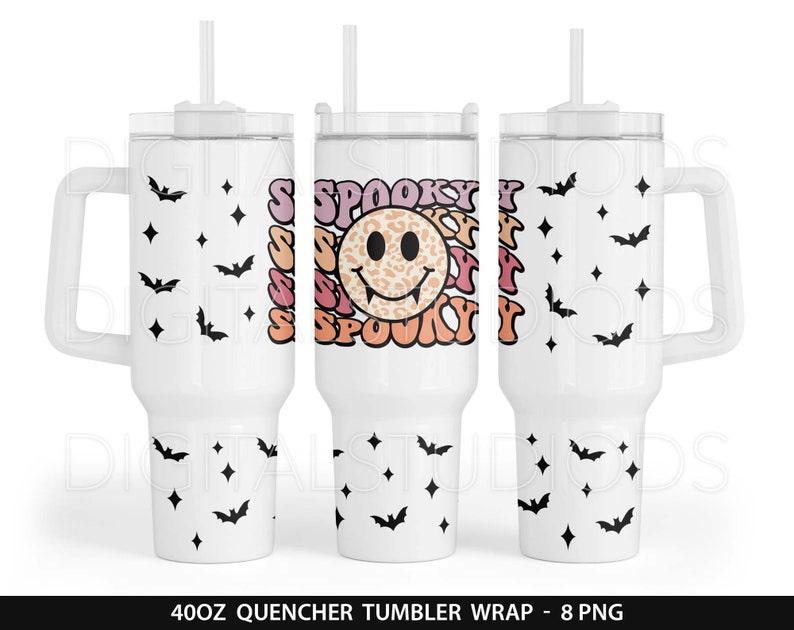 Op de afbeelding: Witte 40oz tumbler wrap met een griezelig smiley-gezichtsontwerp en vleermuizen. Het ontwerp bevat het woord "Spooky" dat wordt herhaald in een regenboogkleurenschema.