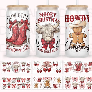 Może przedstawiać: Trzy białe kubki z czerwonymi i zielonymi wzorami świątecznymi. Pierwszy kubek przedstawia kowbojke w czerwonych butach i napis "Cow Girl Christmas Club". Drugi kubek przedstawia krowę z czerwoną kokardką i napis "Mooey Christmas Cow Lover Club". Trzeci kubek przedstawia piernikowego ludzika w czerwono-białym kapeluszu i napis "Howdy Christmas".