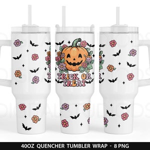 Op de afbeelding: Een witte 40oz tumbler met een Halloween-thema ontwerp. Het ontwerp bevat een pompoen met de woorden "Trick or Treat" in roze en oranje letters. De achtergrond is wit met vleermuizen en bloemen.