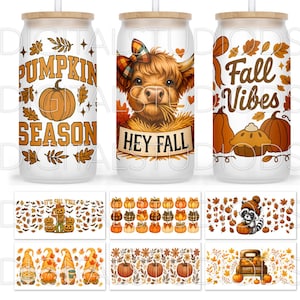 Könnte beinhalten: Drei Glasbecher mit Bambusdeckeln und Strohhalmen, jeweils mit einem Herbstmotiv. Einer sagt "Pumpkin Season", ein anderer hat eine Hochlandkuh mit "Hey Fall", und der dritte sagt "Fall Vibes". Darunter passende Herbstmotive.