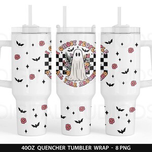 Op de afbeelding: Een witte tumbler met een zwart-wit geruit ontwerp en een geest met de tekst "I ghost people all year around". De tumbler heeft een zwart deksel en een rietje. De achtergrond is wit met zwarte vleermuizen en roze bloemen.