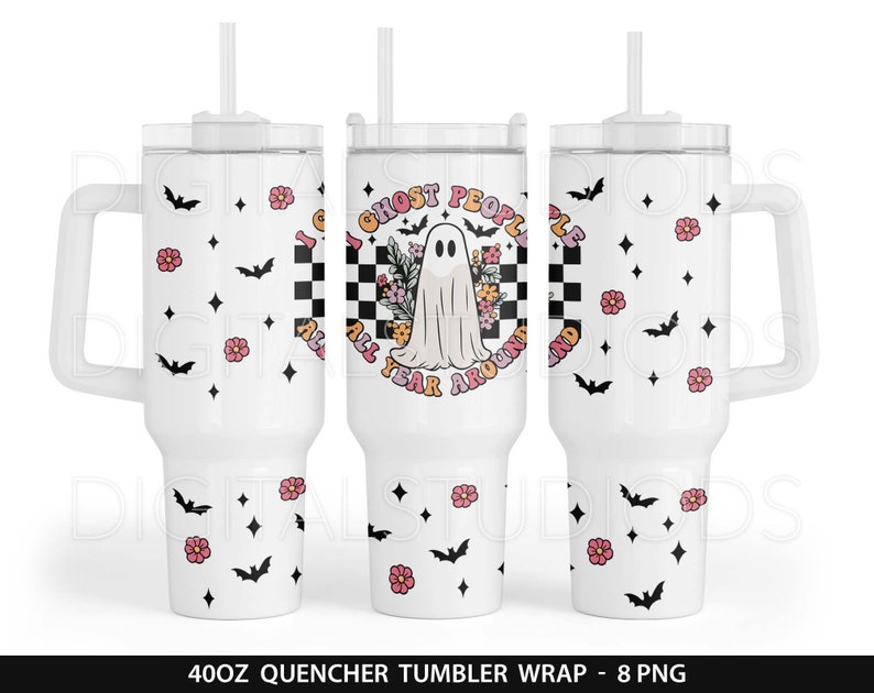 Op de afbeelding: Een witte tumbler met een zwart-wit geruit ontwerp en een geest met de tekst "I ghost people all year around". De tumbler heeft een zwart deksel en een rietje. De achtergrond is wit met zwarte vleermuizen en roze bloemen.