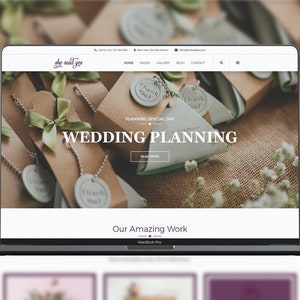 Puede incluir: Un ordenador portátil que muestra un sitio web para un negocio de planificación de bodas llamado "She Said Yes". El sitio web presenta una imagen de banner de pequeñas cajas de regalo marrones con cinta verde y el texto "Wedding Planning" en letras blancas. El sitio web también incluye una sección titulada "Our Amazing Work".