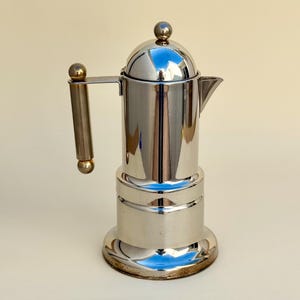 Op de afbeelding: Een handgemaakte houten snijplank met een natuurlijke afwerking. De plank heeft een levende rand aan één kant en een rechthoekige vorm. Hij is ongeveer 45 cm lang en 30 cm breed.