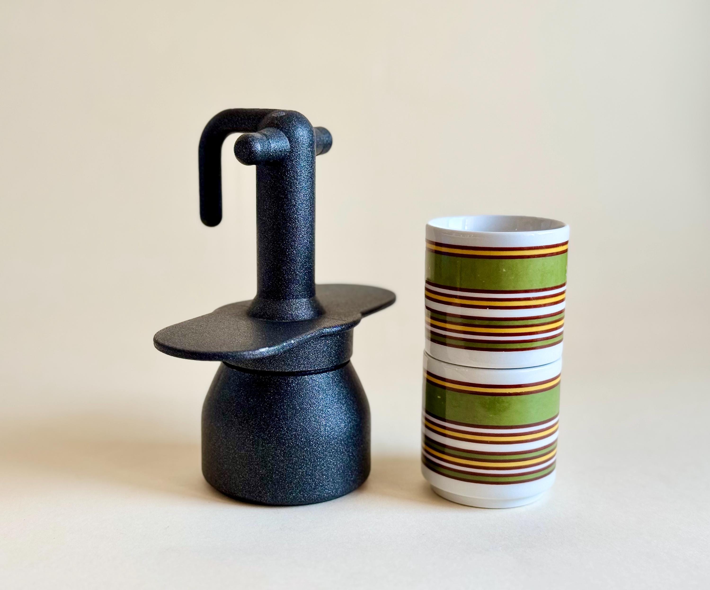 Cafetière vintage en aluminium « Maggiolina » pour deux tasses par Irmel. Fabriqué en Italie - France Cafetière vintage en aluminium « Maggiolina » pour deux tasses par Irmel. Fabriqué en Italie - France