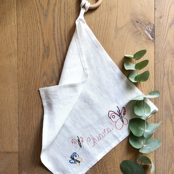 Doudou piatto, mini swaddle, in canapa naturale, con gancio in tessuto, personalizzato con nome della bambina ricamato a mano.