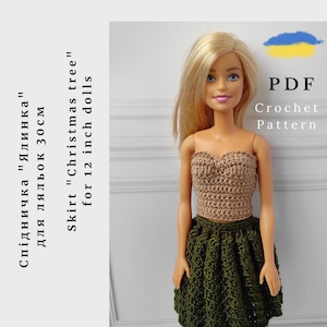 Può includere: Uno schema per una gonna all'uncinetto per bambole di 30 cm. La gonna è verde e ha un design testurizzato. Lo schema è disponibile per il download in PDF. Il testo sull'immagine dice "Skirt "Christmas tree" for 12 inch dolls" e "PDF Crochet Pattern".